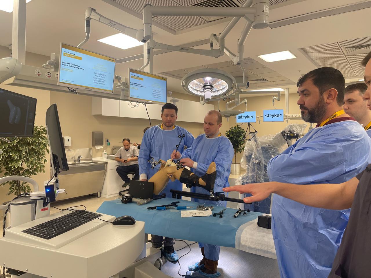 Травматологи-ортопеды ФНКЦ ФМБА России посетили в Стамбуле курс, посвященный методикам робот-ассистированного эндопротезирования