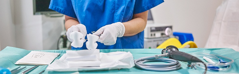 Врач готовит инструменты