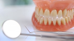 На столе лежит съемный протез