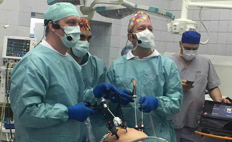 Хирурги Андрей Санжаров и Эдуард Галлямов в операционной.jpg Хирурги Андрей Санжаров и Эдуард Галлямов в операционной.jpg