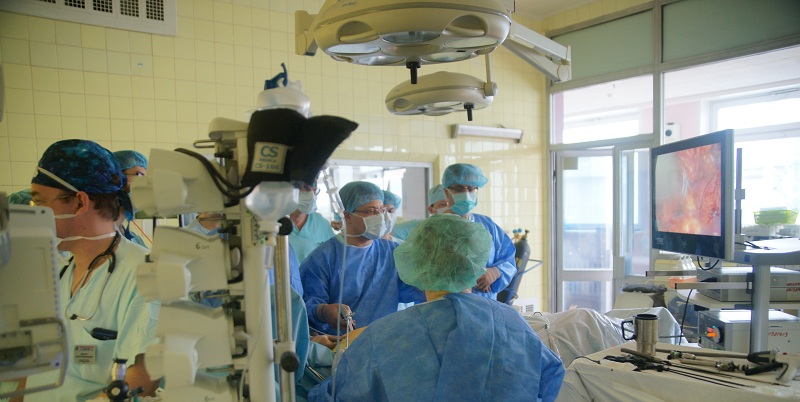 Хирурги в операционной проводят мастер-класс по торакоскопической радиочастотной фрагментации левого предсердия 