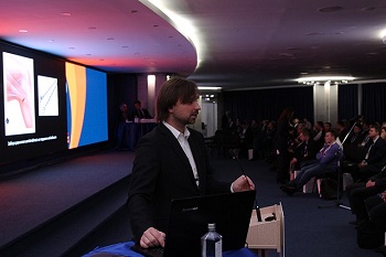 Виктор Муханов выступает с докладом Артроскопическая пластика передней крестообразной связки по методике All-inside Виктор Муханов выступает с докладом Артроскопическая пластика передней крестообразной связки по методике All-inside